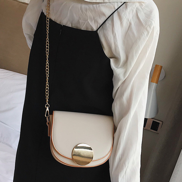 Stílusos női táska fém csattal és hosszú füllel