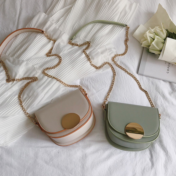 Stílusos női táska fém csattal és hosszú füllel