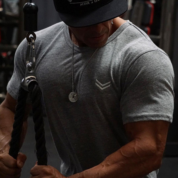 Alkalmi férfi póló rövid ujjal és ovális nyakkivágással