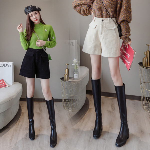 Pantaloni scurti moderni de dama cu talie inalta in bej, gri si negru