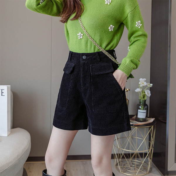 Pantaloni scurti moderni de dama cu talie inalta in bej, gri si negru