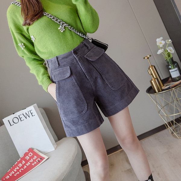 Pantaloni scurti moderni de dama cu talie inalta in bej, gri si negru