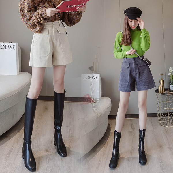 Pantaloni scurti moderni de dama cu talie inalta in bej, gri si negru