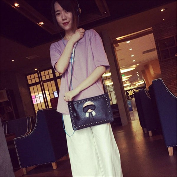 Geanta de mana neagra cu nituri si aplicatie