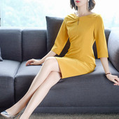 Rochie elegantă de damă, de culoare galbenă, cu decolteu oval și mâneci 7/8