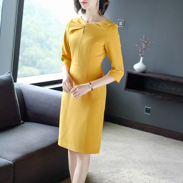 Rochie elegantă de damă, de culoare galbenă, cu decolteu oval și mâneci 7/8