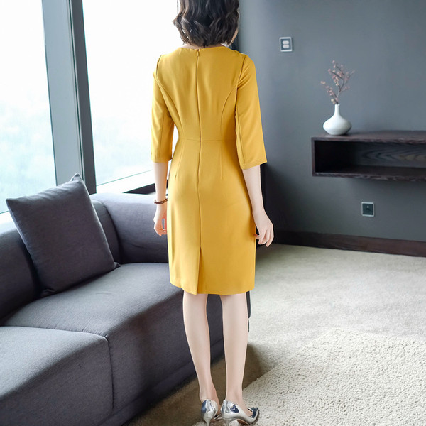 Rochie elegantă de damă, de culoare galbenă, cu decolteu oval și mâneci 7/8