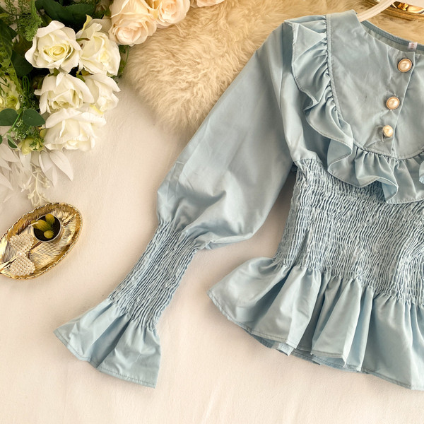 Modern női ing kék és fehér gyöngyökkel