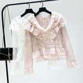 Γυναικεία δαντελένια μπλούζα με λαιμόκοψη σε δύο χρώματα