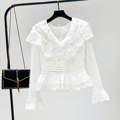 Γυναικεία δαντελένια μπλούζα με λαιμόκοψη σε δύο χρώματα