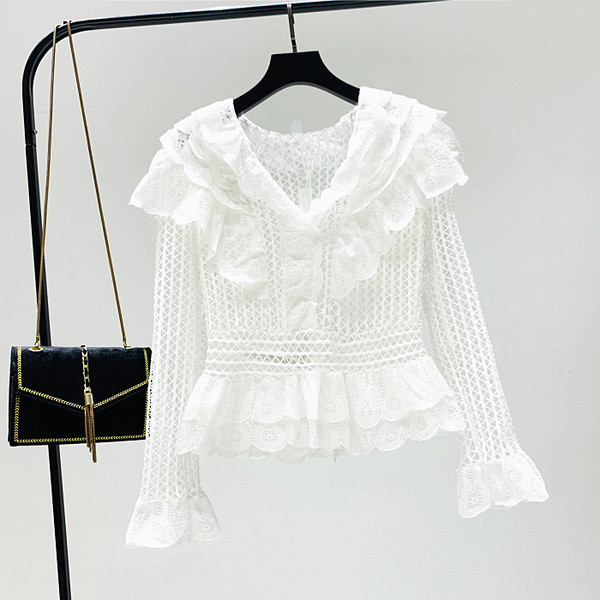 Γυναικεία δαντελένια μπλούζα με λαιμόκοψη σε δύο χρώματα