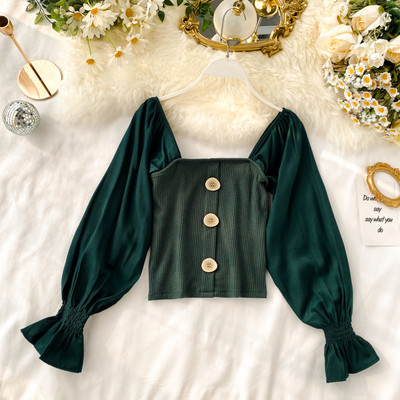 Modern női blúz gombokkal és szögletes nyakkivágással