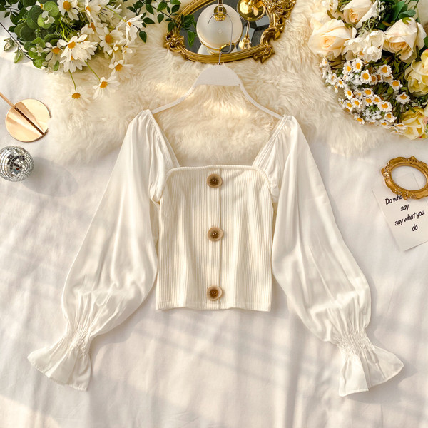 Modern női blúz gombokkal és szögletes nyakkivágással