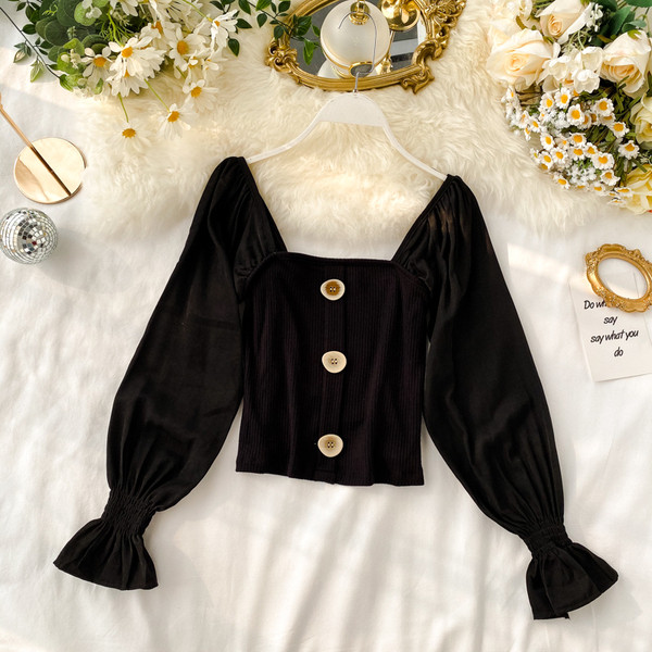 Modern női blúz gombokkal és szögletes nyakkivágással