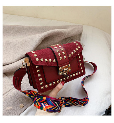 Geanta de dama cu decor metalic si maner lat cu model