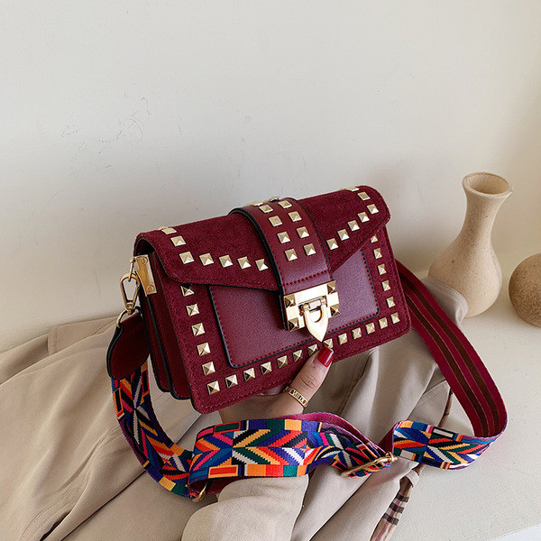 Geanta de dama cu decor metalic si maner lat cu model