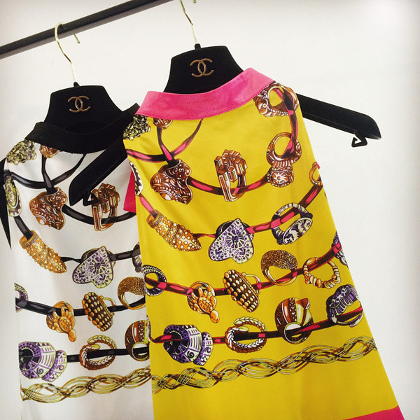 Maieu modern de damă, cu o panglică pe spate