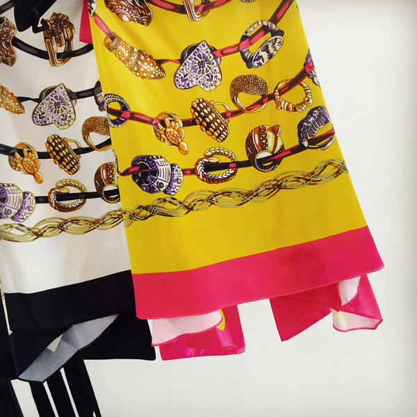 Maieu modern de damă, cu o panglică pe spate