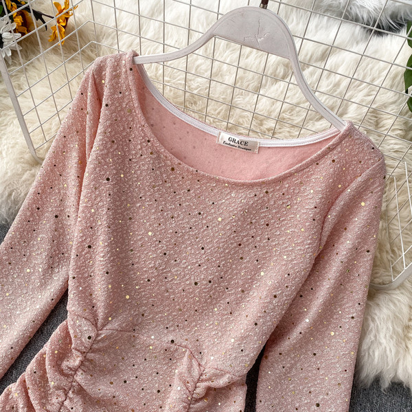 Rochie scurtă de damă elegantă, cu decolteu oval și mâneci lungi în trei culori