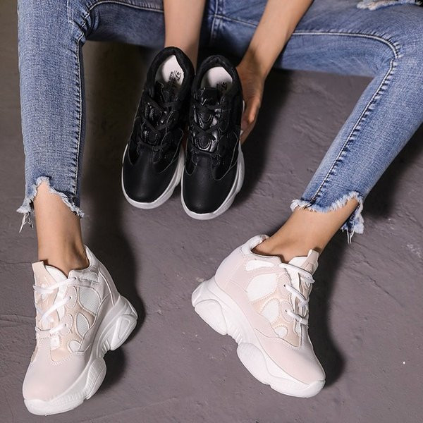 Καθημερινά γυναικεία παπούτσια με πλατφόρμα σε άσπρο και μαύρο χρώμα