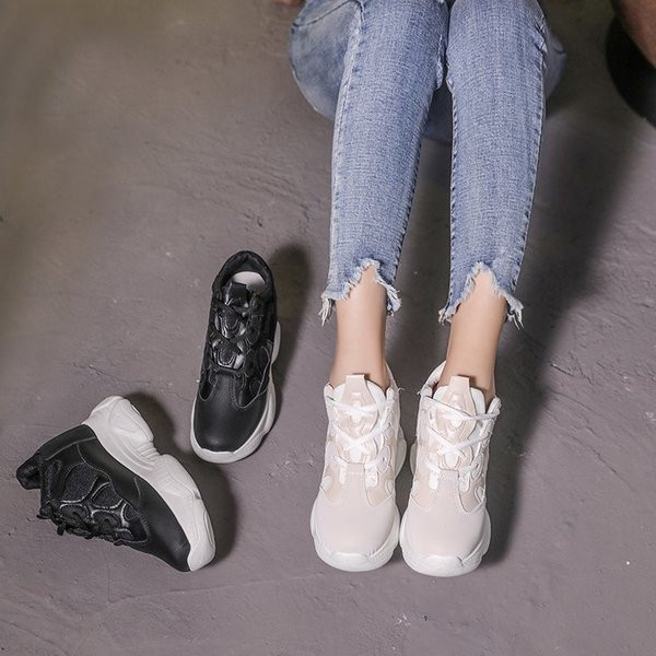 Καθημερινά γυναικεία παπούτσια με πλατφόρμα σε άσπρο και μαύρο χρώμα