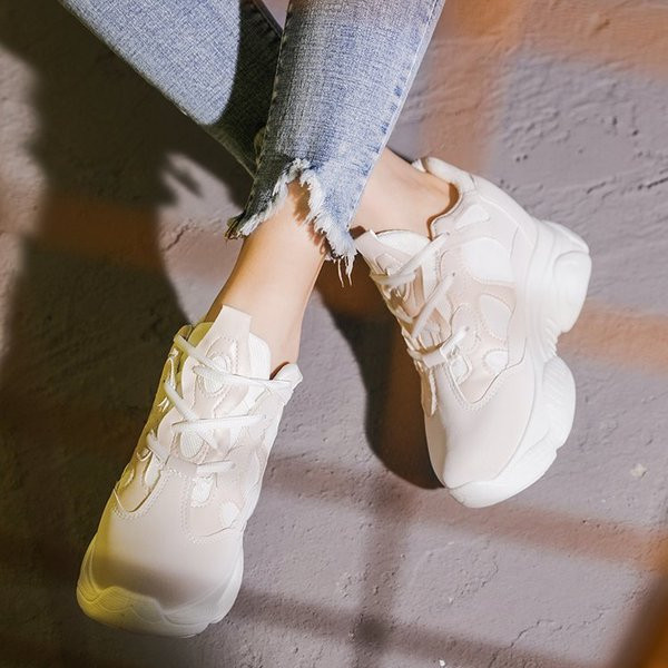 Καθημερινά γυναικεία παπούτσια με πλατφόρμα σε άσπρο και μαύρο χρώμα