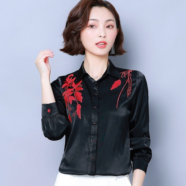 Modern női ing fekete színben, hímzéssel és hosszú ujjal