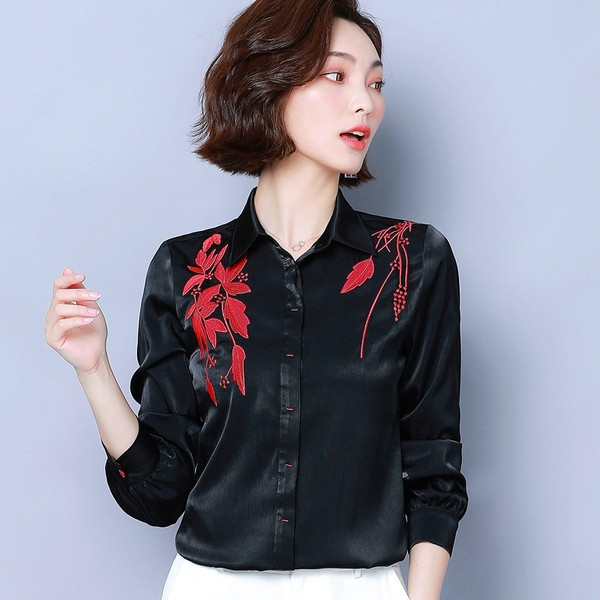 Modern női ing fekete színben, hímzéssel és hosszú ujjal