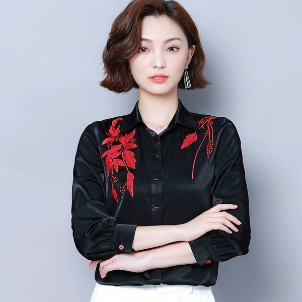 Modern női ing fekete színben, hímzéssel és hosszú ujjal