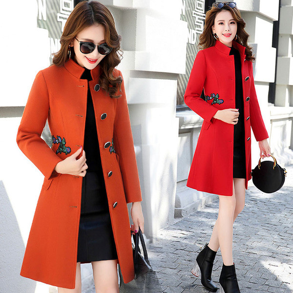 Hosszú női kabát virágos elemekkel és gombokkal