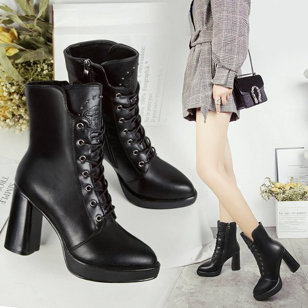 Modern női csizma fűzővel és vastag sarokkal fekete színben