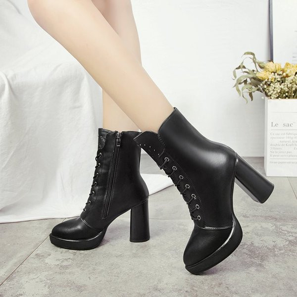 Modern női csizma fűzővel és vastag sarokkal fekete színben
