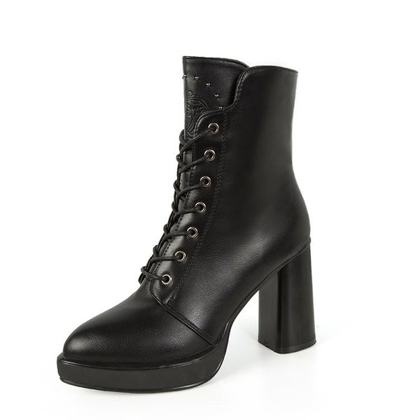 Modern női csizma fűzővel és vastag sarokkal fekete színben