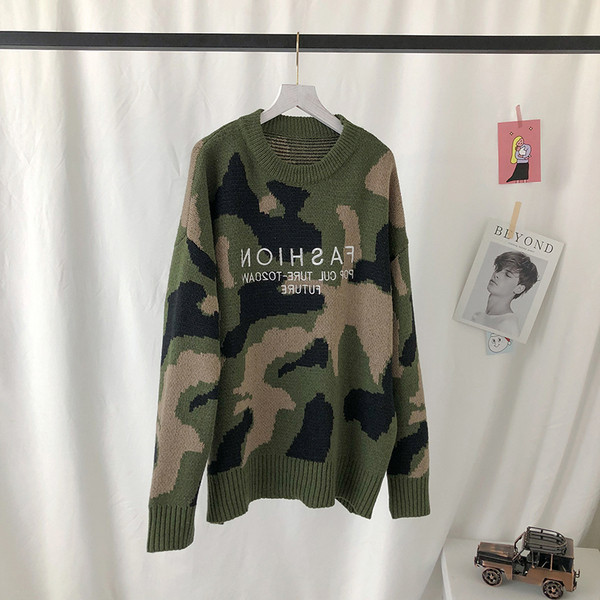 Új modell férfi pulóver felirattal és terepmintás mintával