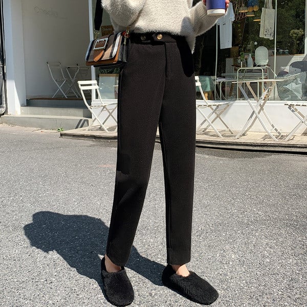 Модерен дамски панталон в бежов и черен цвят -прав модел