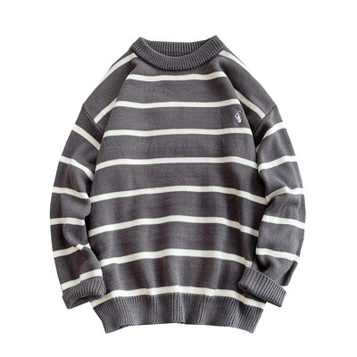 Pulover bărbătesc în dungi cu broderie în trei culori