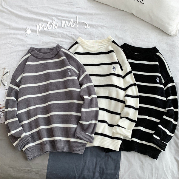 Pulover bărbătesc în dungi cu broderie în trei culori