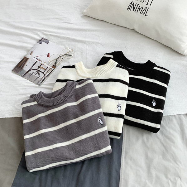 Pulover bărbătesc în dungi cu broderie în trei culori