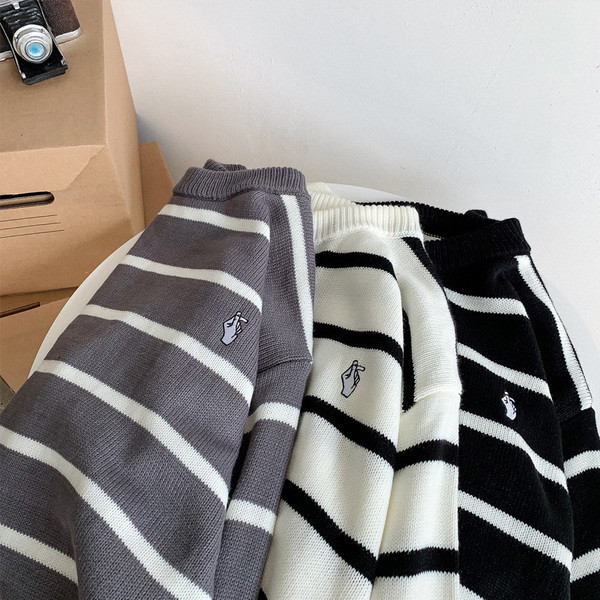 Pulover bărbătesc în dungi cu broderie în trei culori