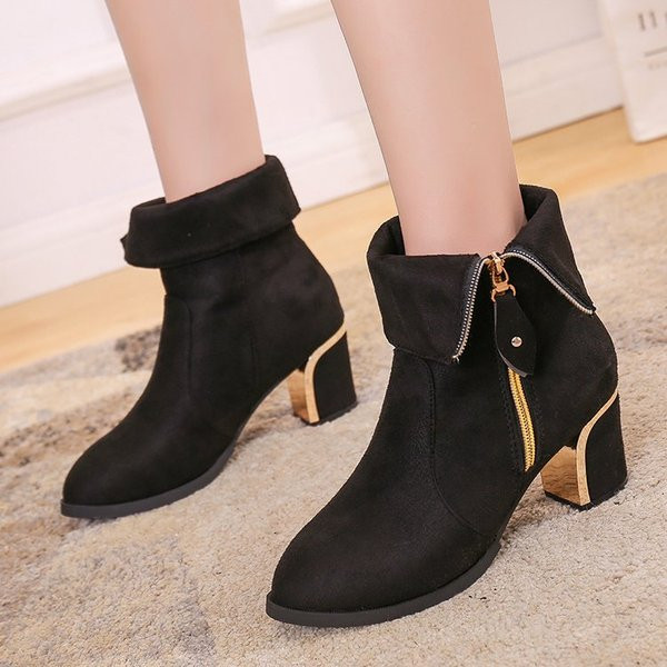 Elegáns női csizma cipzárral és vastag sarokkal fekete színben