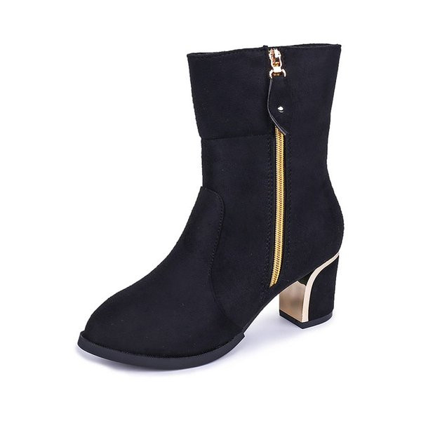 Elegáns női csizma cipzárral és vastag sarokkal fekete színben
