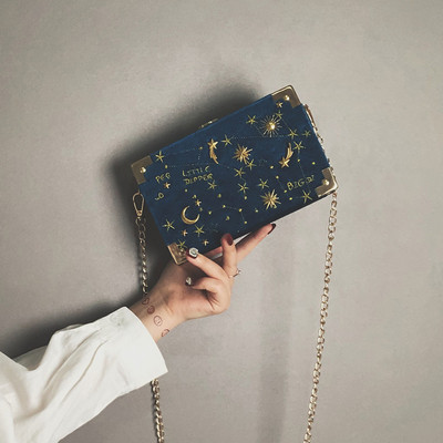 Μοντέρνη γυναικεία τσάντα με μεταλλικά στοιχεία και μακρά λαβή σε μπλε και μαύρο χρώμα