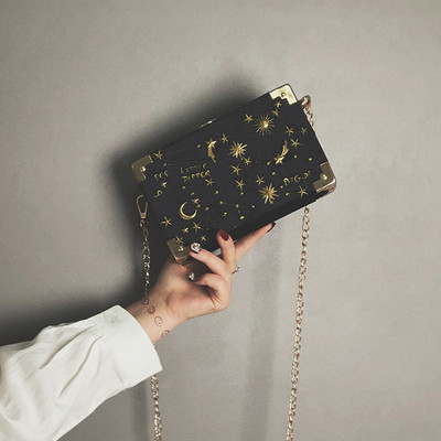 Μοντέρνη γυναικεία τσάντα με μεταλλικά στοιχεία και μακρά λαβή σε μπλε και μαύρο χρώμα