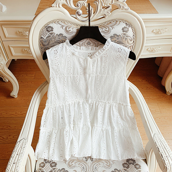 Maieu modern de damă cu decolteu rotund de culoare albă