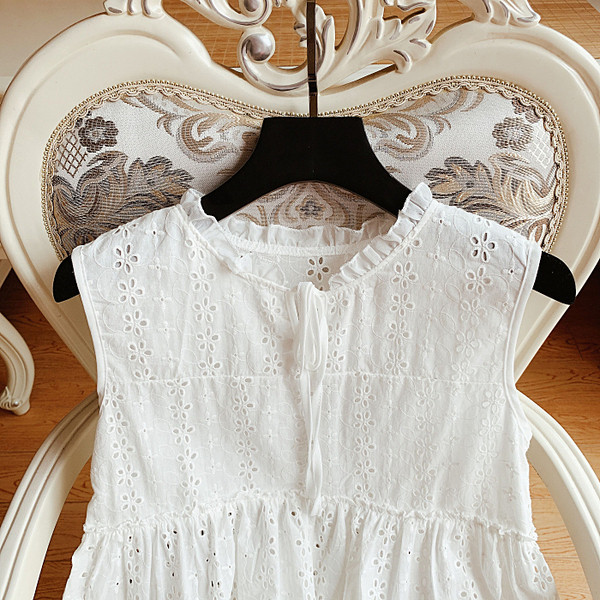 Maieu modern de damă cu decolteu rotund de culoare albă