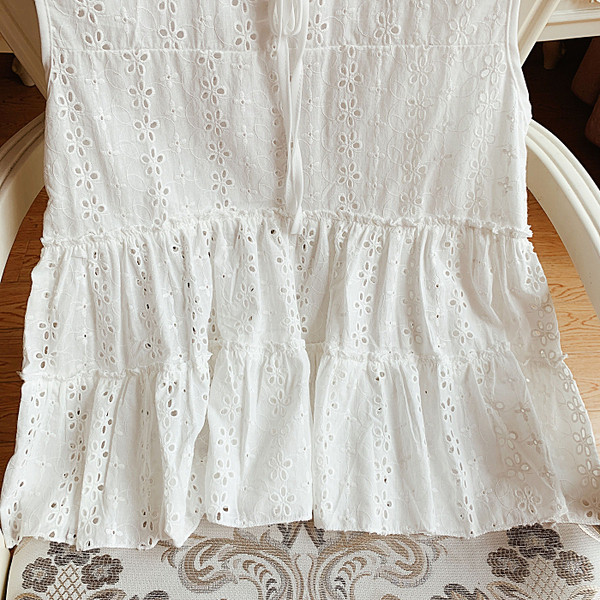 Maieu modern de damă cu decolteu rotund de culoare albă