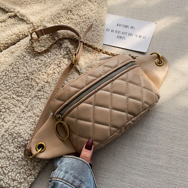 Aktuális női táska fekete, piros, kék és bézs színben