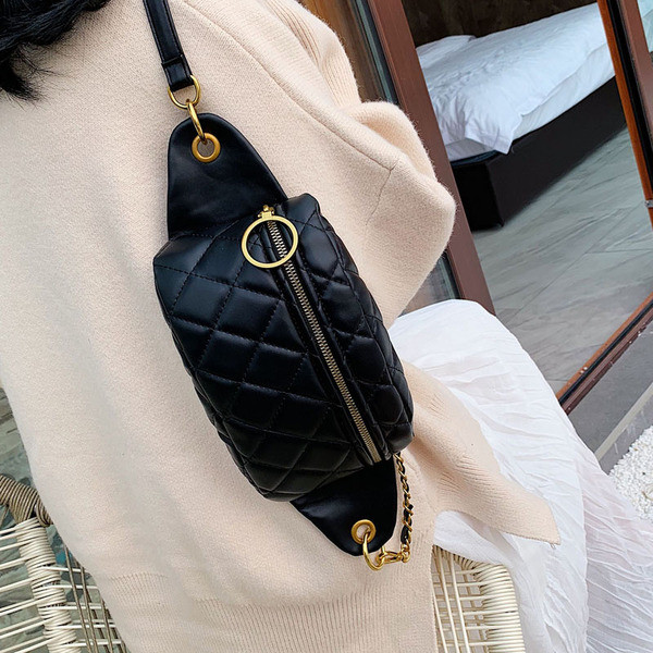 Aktuális női táska fekete, piros, kék és bézs színben