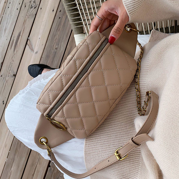 Aktuális női táska fekete, piros, kék és bézs színben