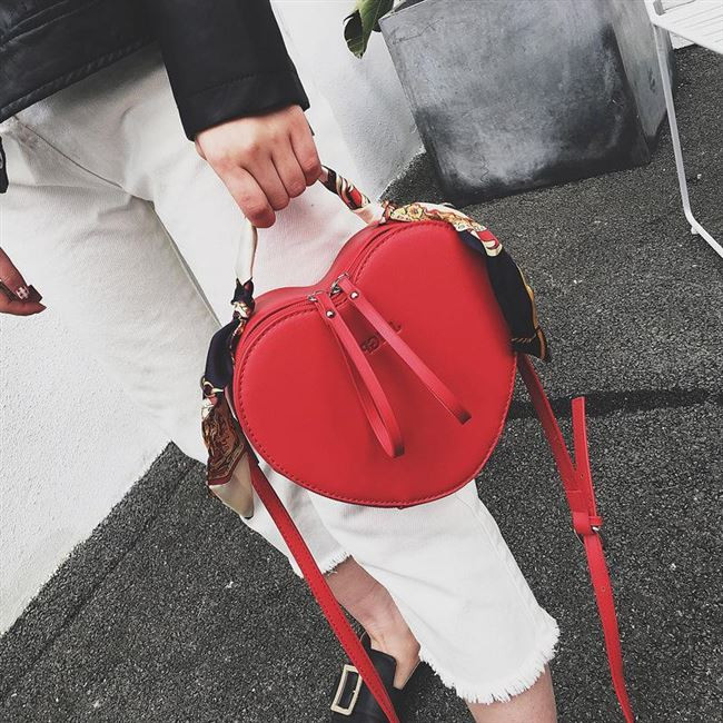 Geanta de dama in forma de inima cu maner scurt si lung